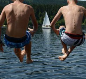 Jungen am See; Bild: dpa