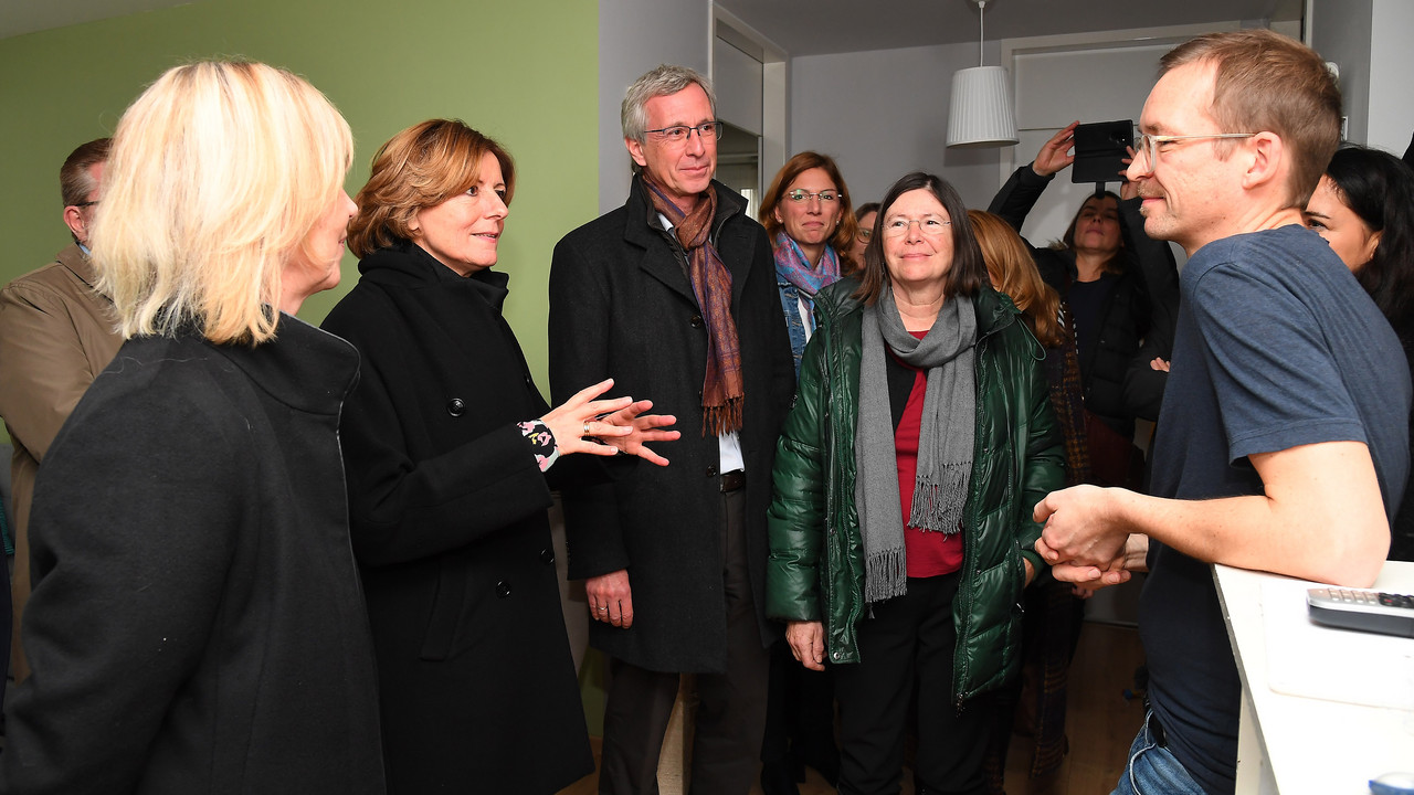 Ministerpräsidentin Malu Dreyer besichtigt eine der Wohnungen des Quartiersprojektes.