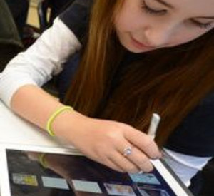 Schülerin arbeitet mit einem Tablet-PC; Bild: dpa