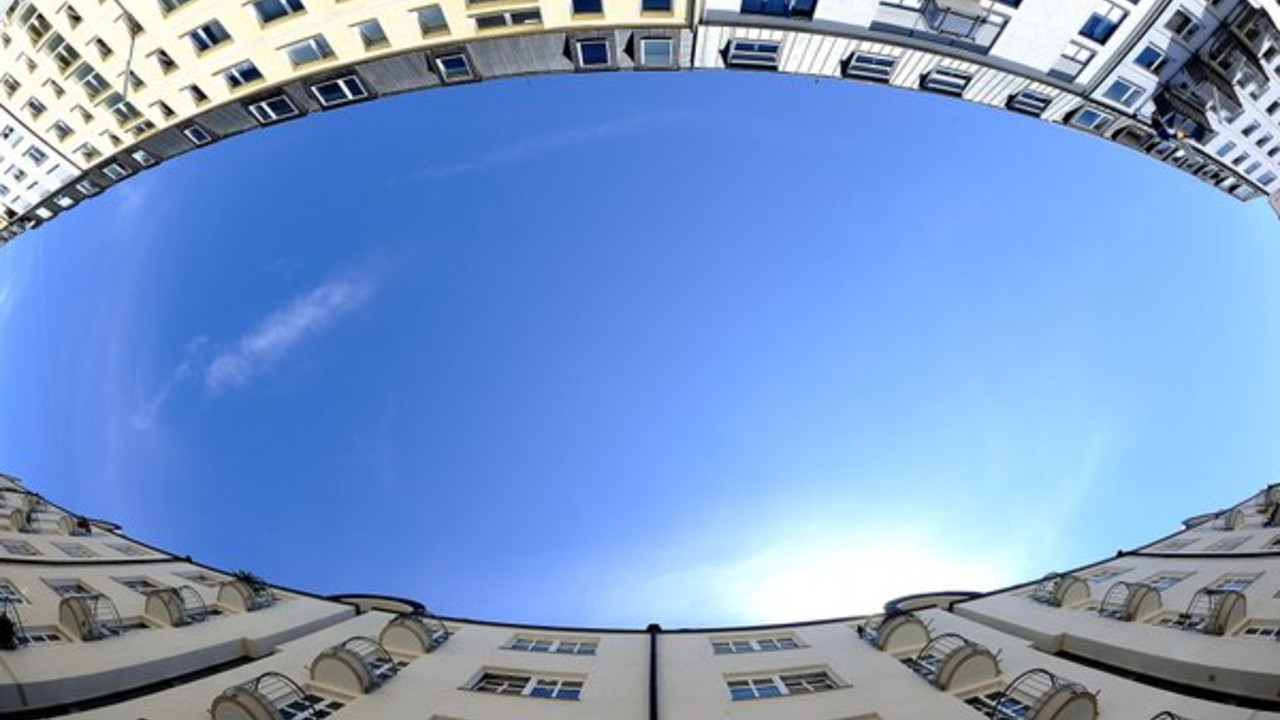 Gegenüberliegende Häuserfronten