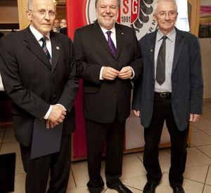 Ministerpräsident Kurt Beck mit den Geehrten; Bild: View