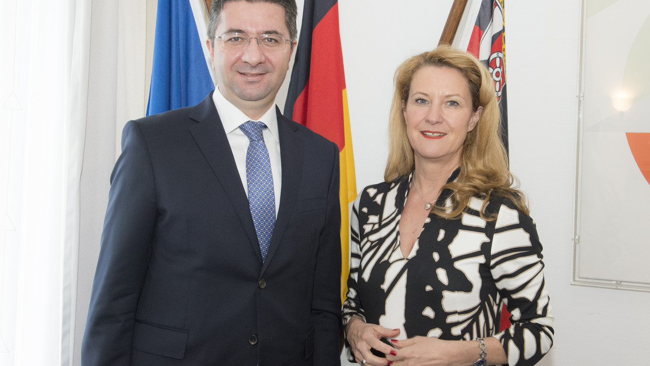 Staatssekretärin Heike Raab mit dem Botschafter Aserbaidschans Rami Hasnov
