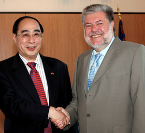 Botschafter Wu und Ministerpräsident Kurt Beck; Bild: Sämmer
