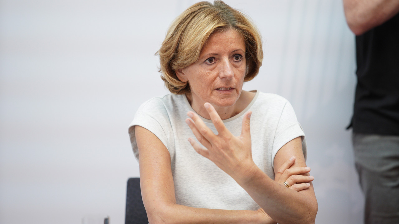 In einer gemeinsamen Pressekonferenz informieren Ministerpräsidentin Malu Dreyer, Gesundheitsstaatssekretär Dr. Alexander Wilhelm sowie Uwe Gaspar, ein Vertreter der Landesverbandes vom Deutschen Roten Kreuz.
