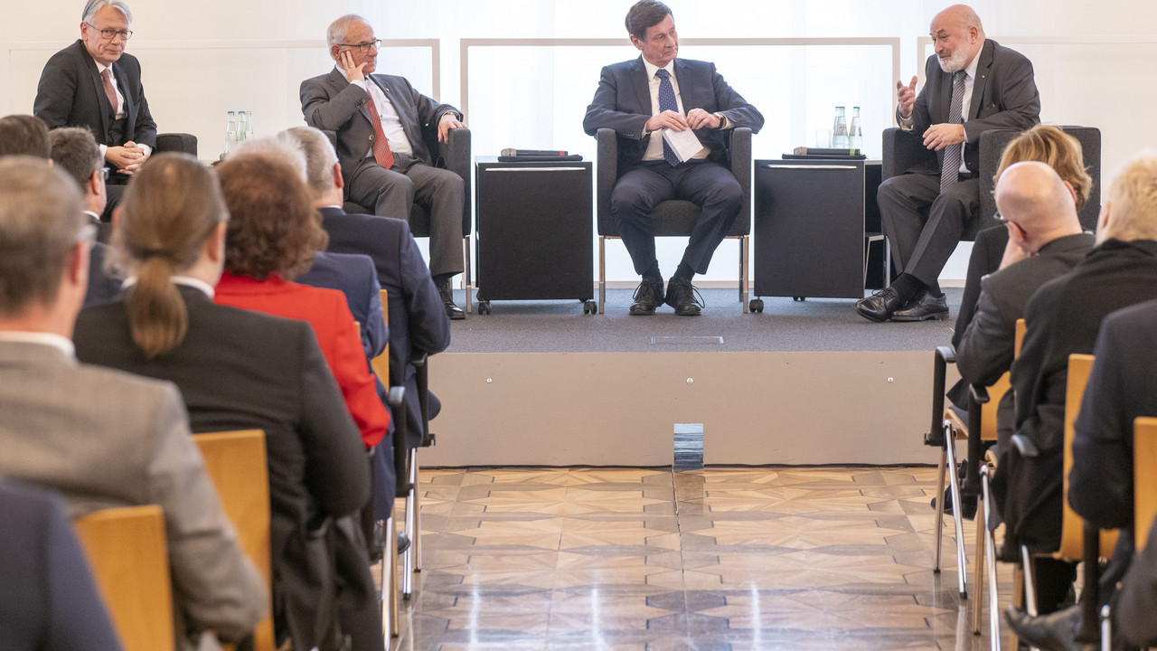 Die Anfangszeit der Behörden war Thema eines Podiumsgespräches zwischen den ehemaligen Präsidenten Dr. Josef-Peter Mertes (ADD-Präsident a.D.), Hans-Dieter Gassen (Präsident SGD Nord a.D.) und Dr. Klaus Weichel (Präsident SGD Süd a.D.).