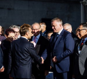 Handschlag zwischen dem französischen Präsident Marcon und Ministerpräsident Gordon Schnieder.