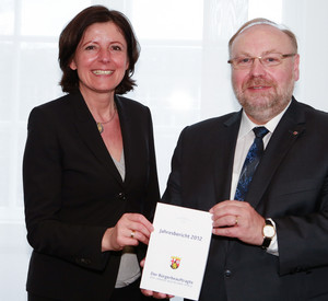 Der Bürgerbeauftragte des Landes Rheinland-Pfalz, Dieter Burgard und Ministerpräsidentin Malu Deyer; Bild: Melanie Bauer / © Staatskanzlei