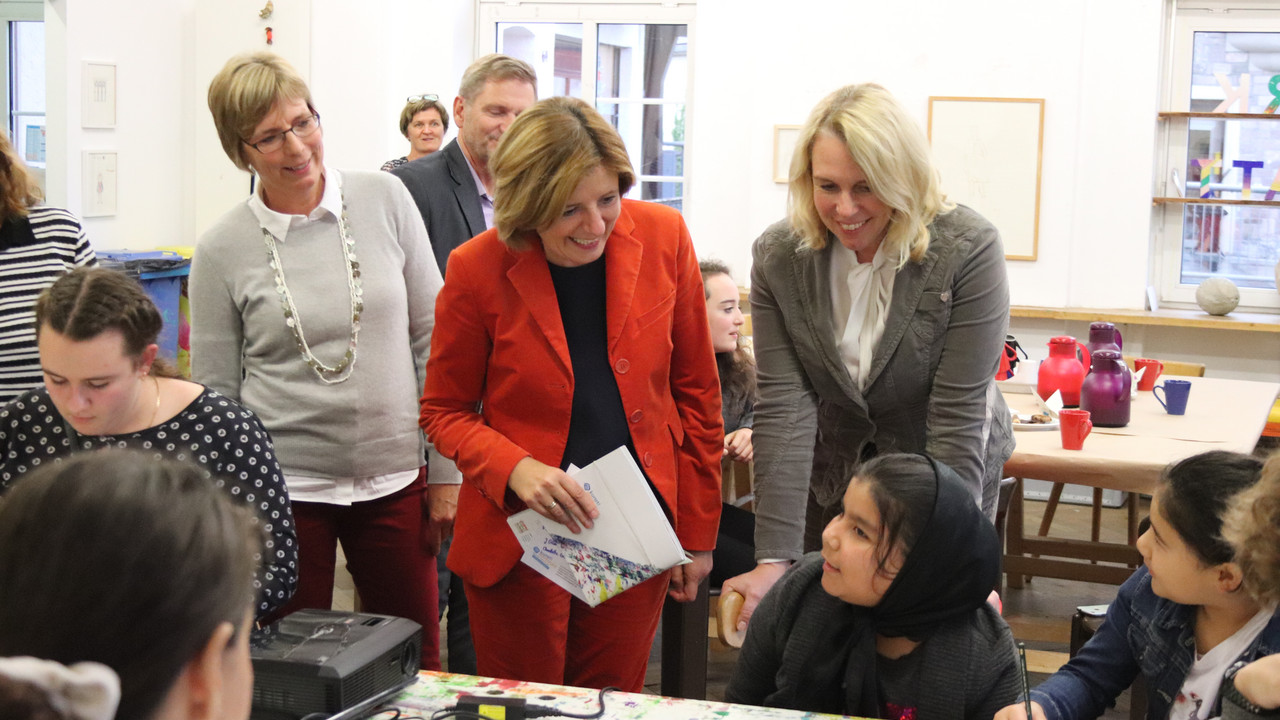 Die Ministerpräsidentin im Gespräch mit den Schülerinnen und Schülern