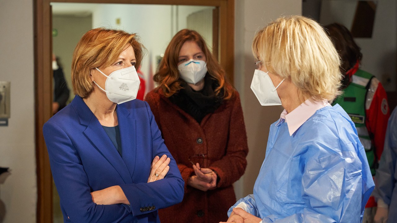 Ministerpräsidentin Malu Dreyer und Gesundheitsministerin Sabine Bätzing-Lichtenthäler im Gespräch   beim Impfstart in Koblenz 