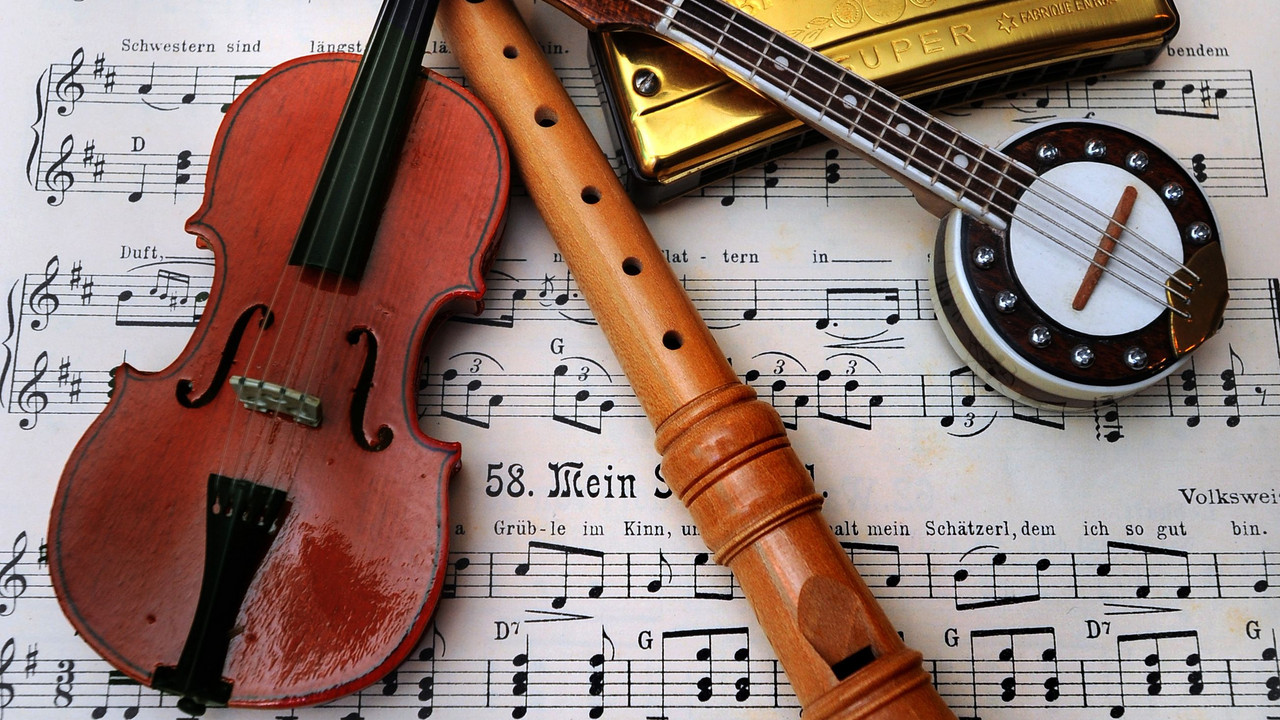 Musiknoten und Instrumente; Bild: dpa