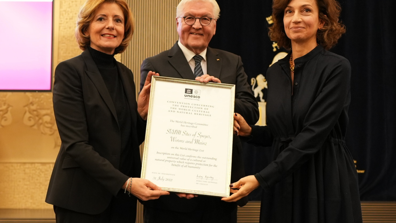 Übergabe der Welterbeurkunde für die SchUM-Stätten mit Bundespräsident Frank-Walter Steinmeier, UNESO-Generaldirektorin Audrey Azoulay und Ministerpräsidentin Malu Dreyer.