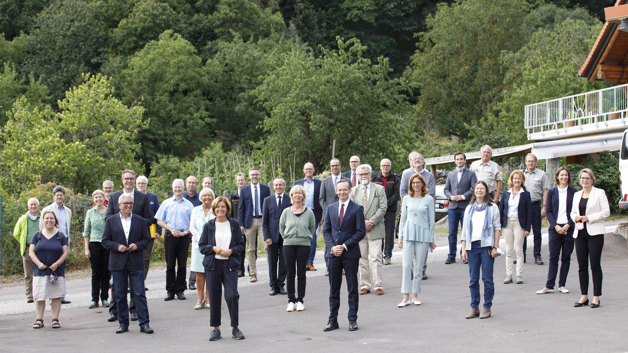 Kabinett mit allen Teilnehmenden an den Gesprächen über "Wald im Klimawandel"