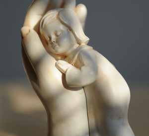 Porzellanfigur "Schützende Hand"; Bild: dpa