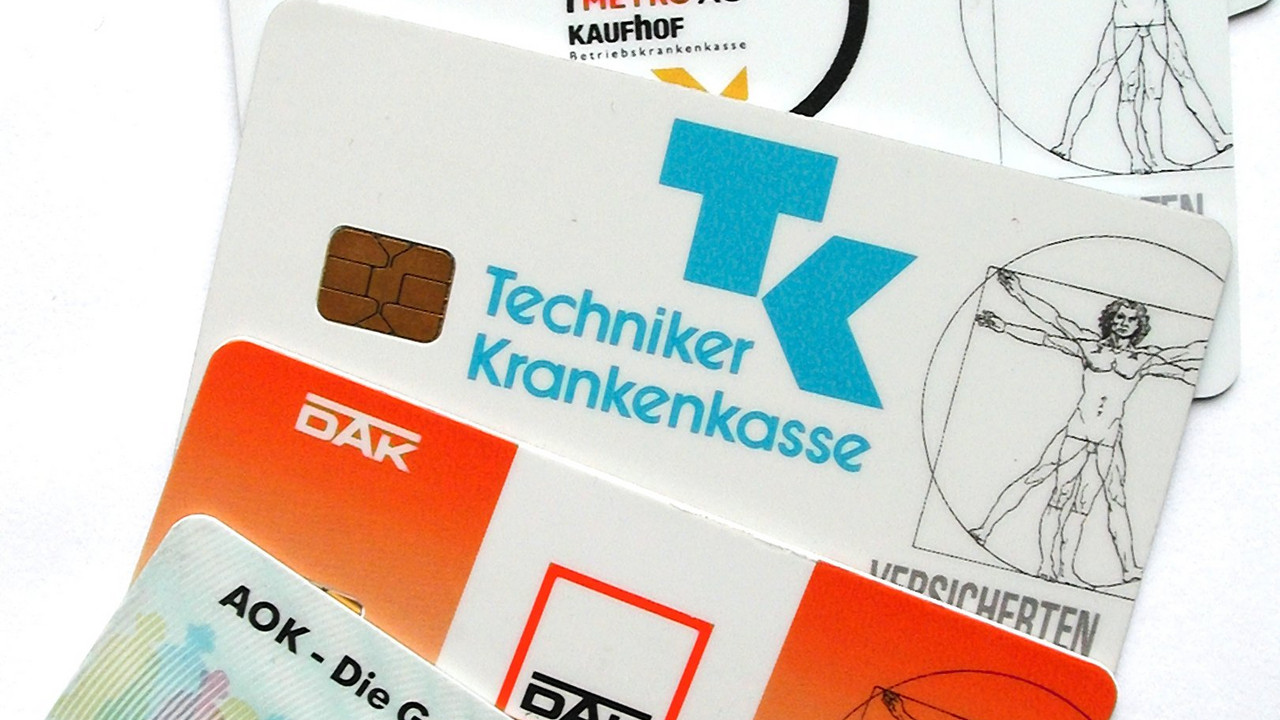 Versichertenkarten verschiedener Krankenkassen; Bild: dpa