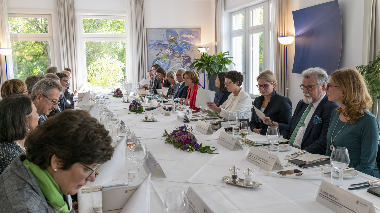 Gemeinsame Sitzung mit dem Ministerrat und den ev. Kirchen in Rheinland-Pfalz