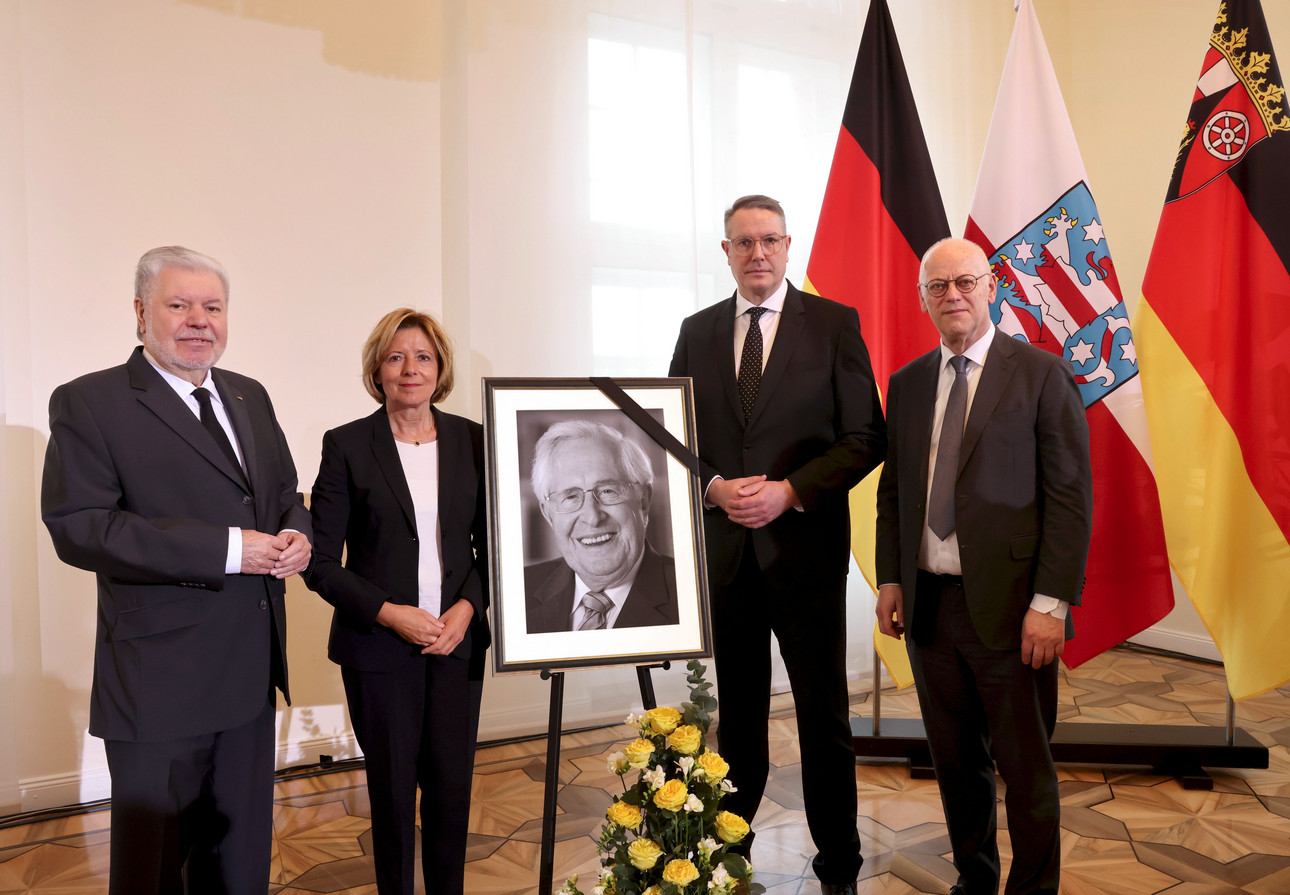 Trauerstaatsakt Ministerpräsident a. D. Dr. Bernhard Vogel Auf dem Bild sind der aktuelle Ministerpräsident Alexander Schweitzer zu sehen und die ehemaligen Ministerpräsidenten Malu Dreyer, Kurt Beck und Rudolf Scharping.