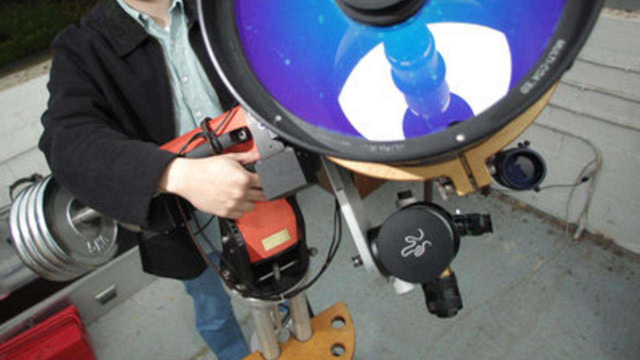 Der Vorsitzende der Astronomischen Arbeitsgemeinschaft Mainz, Jan-David Förster; Bild: dpa