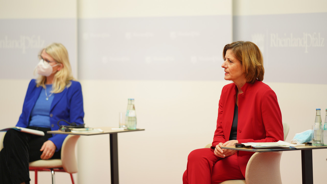 Ministerpräsidentin Malu Dreyer bei der Videokonferenz mit dem Vorstand des Gemeinde- und Städtebund Rheinland-Pfalz sowie Bürgermeisterinnen und Bürgermeistern von Städten und Verbandsgemeinden