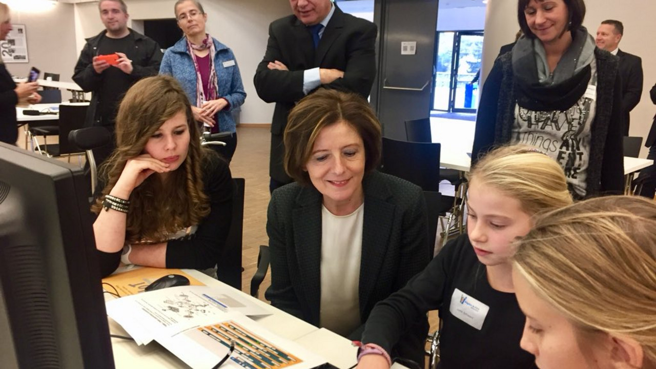 Ministerpräsidentin Malu Dreyer programmiert mit Mädchen auf dem UmweltCampus Birkenfeld.