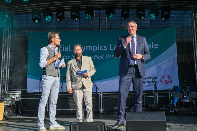 Alexander Schweitzer begrüßt Athletinnen und Athleten der Special Olympics in Mainz