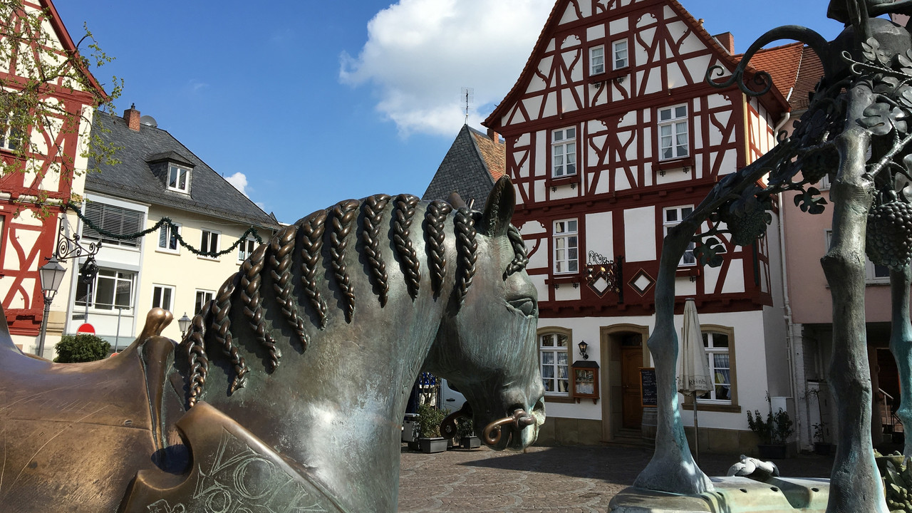 Der Rossmarkt mit dem Bronzepferd des Künstlers Gernot Rumpf liegt im Zentrum der Nibelungenstadt. 