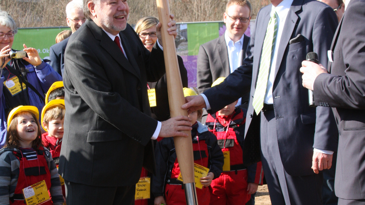 Ministerpräsident Kurt Beck und Hans-Dieter Schlimmer, Oberbürgermeister von Landau und Aufsichtsratsvorsitzender der Landesgartenschau Landau, beim Spatenstich; Bild: LaGa/Timo Deible