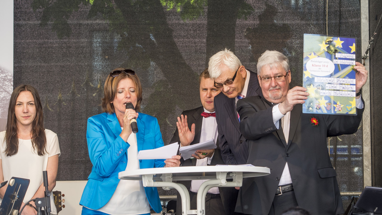 Auszeichnung der Gewinnerklasse des Europa-Quiz beim Verfassungsfest; Bild: Silz
