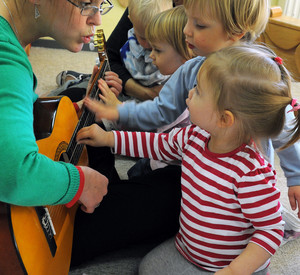 Erziehrin mit Kinder in einer Kita; Bild: dpa