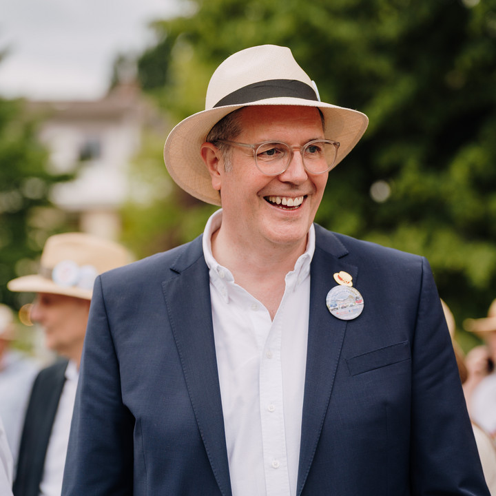 Ministerpräsident Alexander Schweitzer auf dem Strohhutfest in Frankenthal