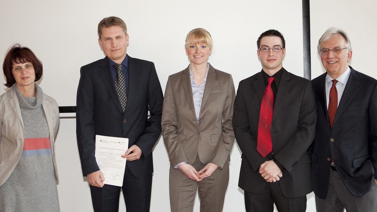 Staatsekretärin Reiß (r.) und Datenschutzbeauftragter Wagner (l.) mit den Preisträgern des Wissenschaftspreises; Bild: Datenschutz-rlp