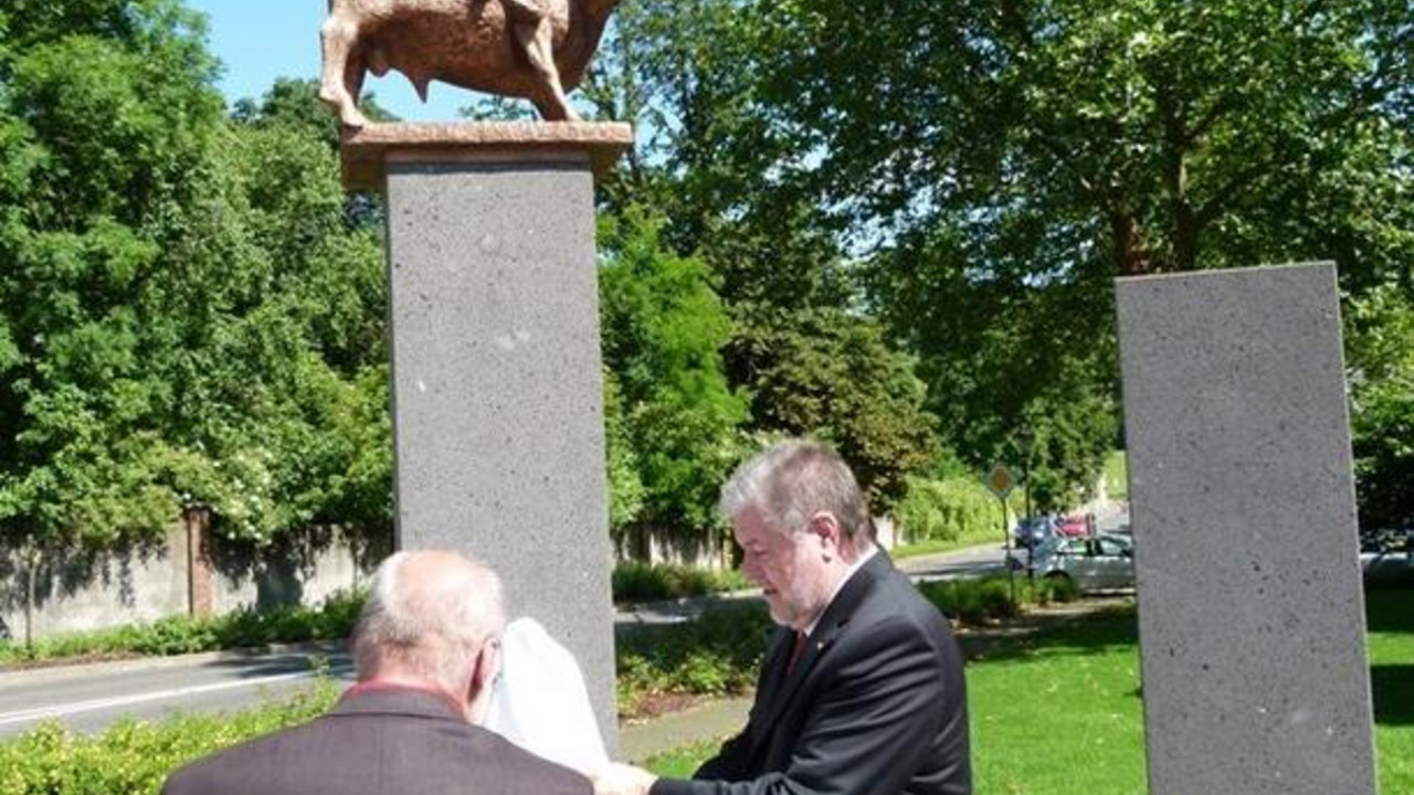 Ministerpräsident Beck enthüllt eine der Stelen der Adenauer-Schuman-Gedenkzeichen; Bilder: Koblenzerleben.de