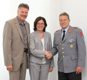 Ministerpräsidentin Malu Dreyer empfing Brigadegeneral Heribert Hupka (r.) zum Antrittsbesuch in der Staatskanzlei. Begleitet wurde er von Idar-Obersteins Oberbürgermeister Bruno Zimmer (l.). Bild: Stefan Sämmer / © Staatskanzlei