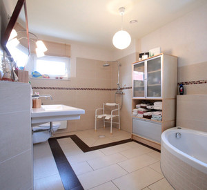 Ein barrierefreie umgebautes Badezimmer; Bild: © KfW-Bildarchiv / Thomas Klewar