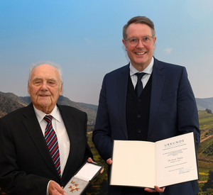 Auf dem Bild sind Ministerpräsident Schweizer und der Ordensträger Dr. Theilen zu sehen.
