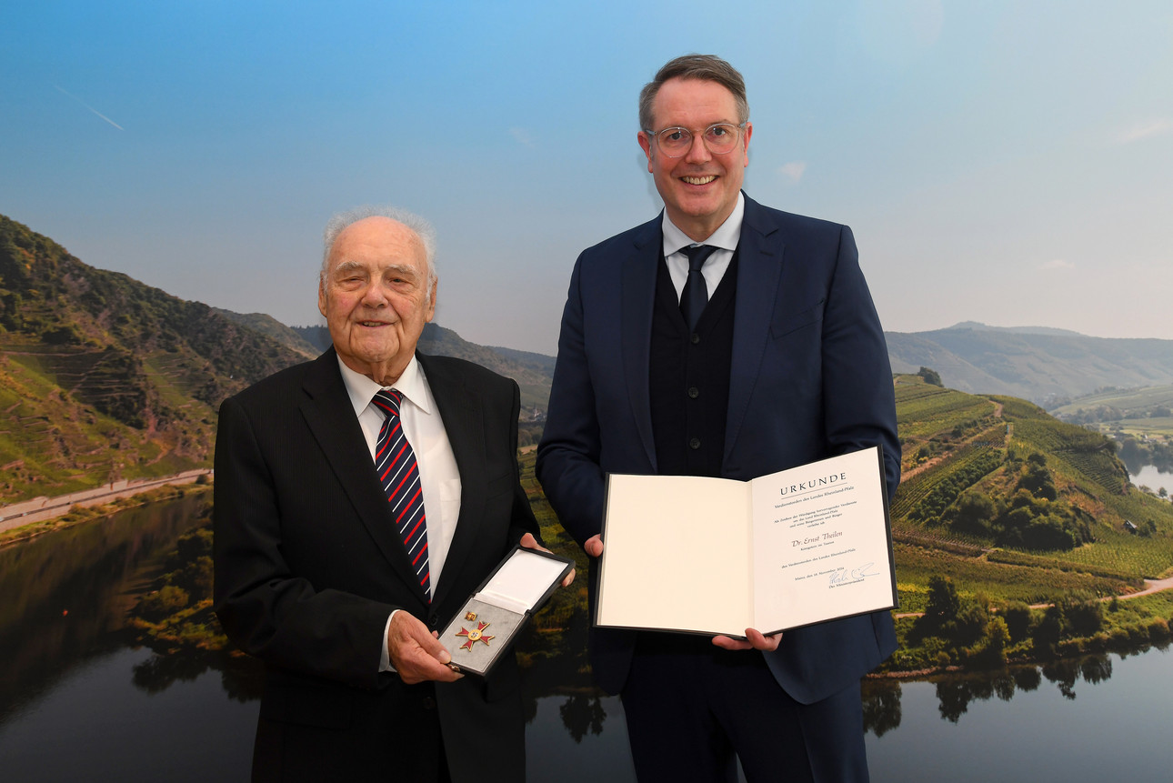 Auf dem Bild sind Ministerpräsident Schweizer und der Ordensträger Dr. Theilen zu sehen.