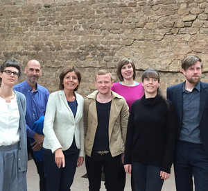 Ministerpräsidentin Malu Dreyer mit Stipendiatinnen und Stipendiaten des Künstlerhauses Schloss Balmoral bei der Eröffnung der Ausstellung „o.T“; Foto: Staatskanzlei