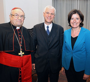 Der Bischof von Mainz, Karl Kardinal Lehmann, Ordinariatsdirektor Dieter Skala und Ministerpräsidentin Malu Dreyer beim Martinsempfang; Bild: Stefan Sämmer