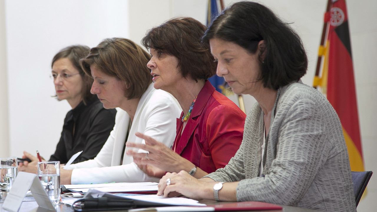 Regierungssprecherin Monika Fuhr, Ministerpräsidentin Malu Dreyer, Bildungsministerin Vera Reiß sowie Heidrun Schulz, Leiterin der Regionaldirektion Rheinland-Pfalz-Saarland der Bundesagentur für Arbeit bei der heutigen Pressekonferenz. (von links nach rechts)