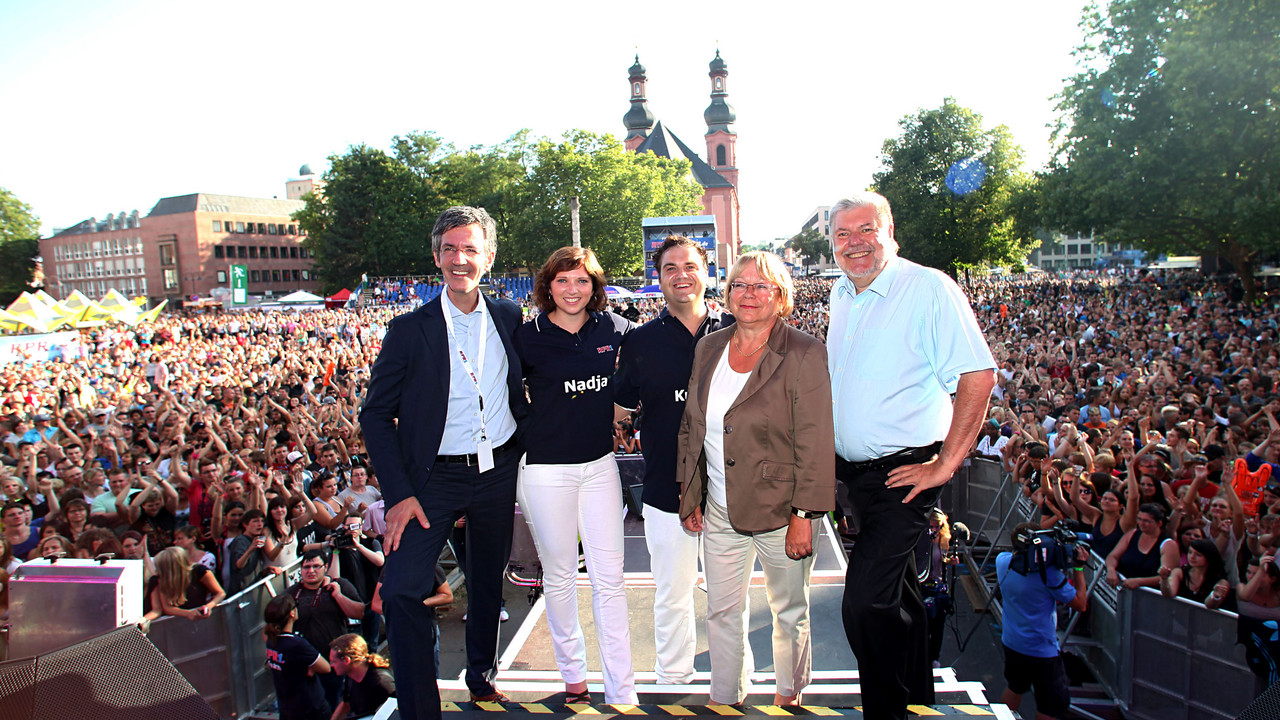 Die offizielle Eröffnung, v.l. RPR1.-Geschäftsführer Kristian Kropp, das Moderatorenduo Nadja und Kunze, Landtagsvizepräsidentin Hannelore Klamm, Ministerpräsident Kurt Beck; Bild: Wallrath.