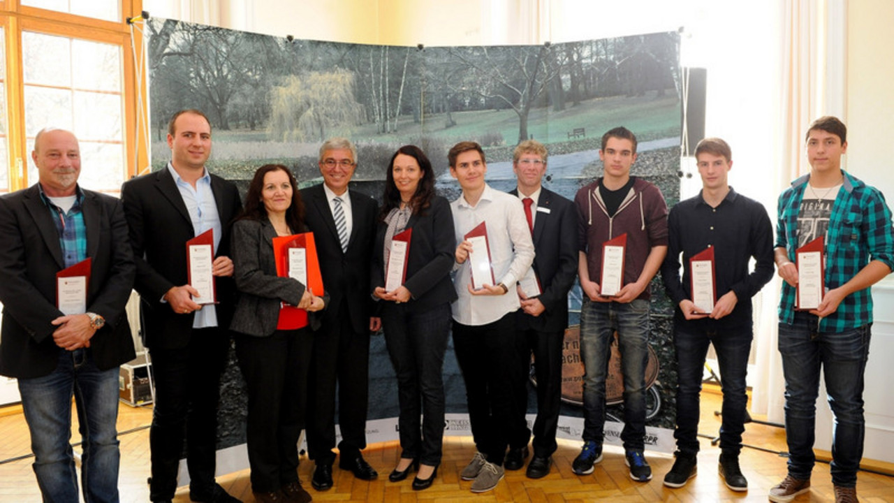 Minister Roger Lewentz mit den Preisträgern 2016