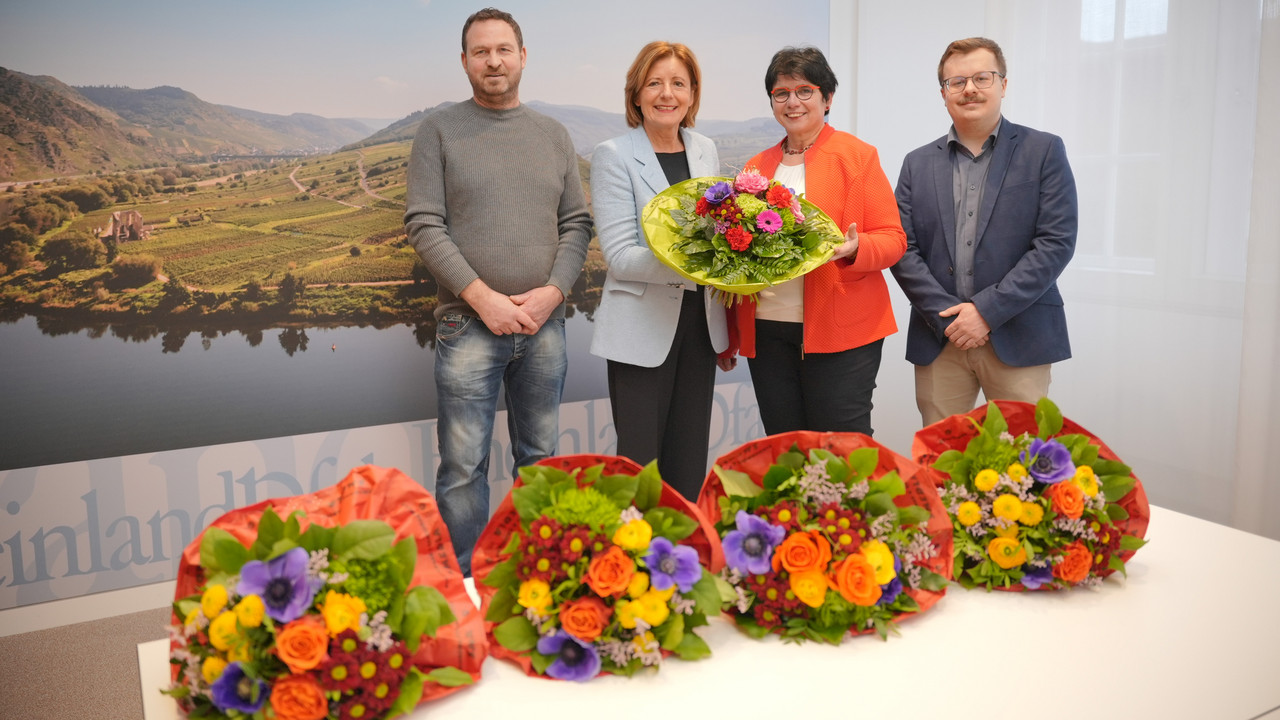 Ministerpräsidentin Malu Dreyer erhält Blumengruß zum Valentinstag
