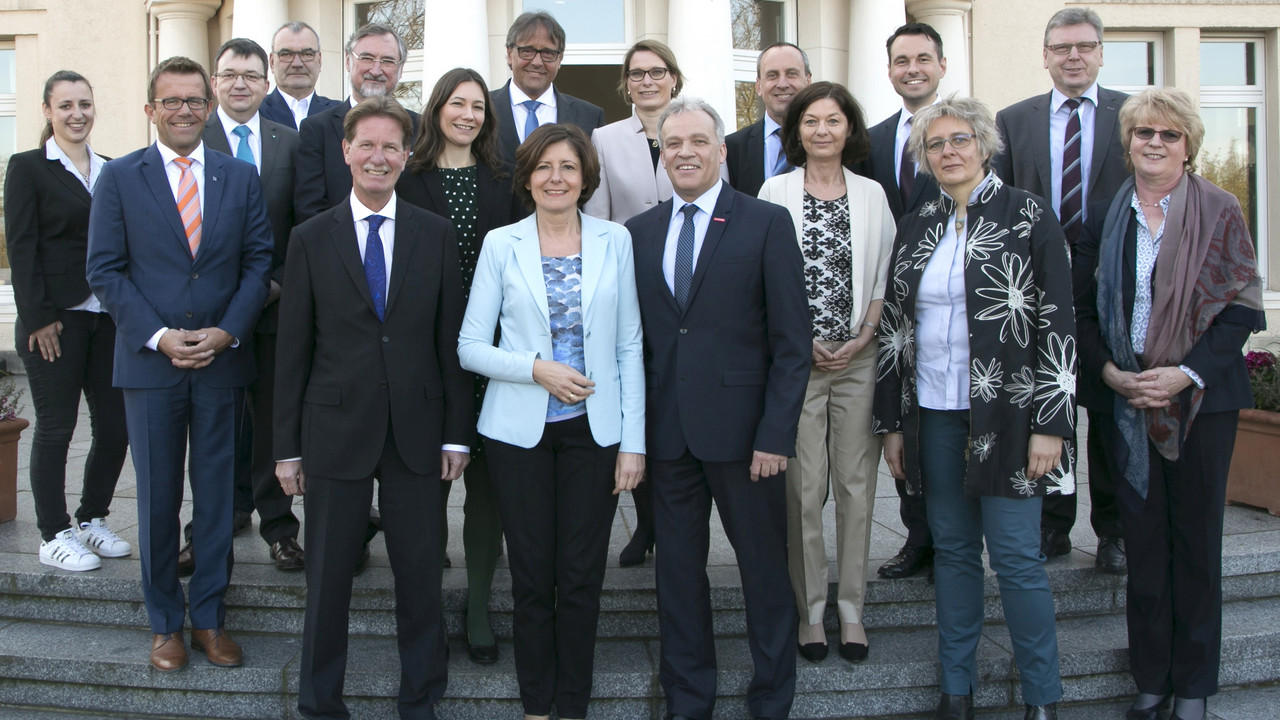 Treffen der Beteiligten am Ovalen Tisch im Gästehaus der Landesregierung