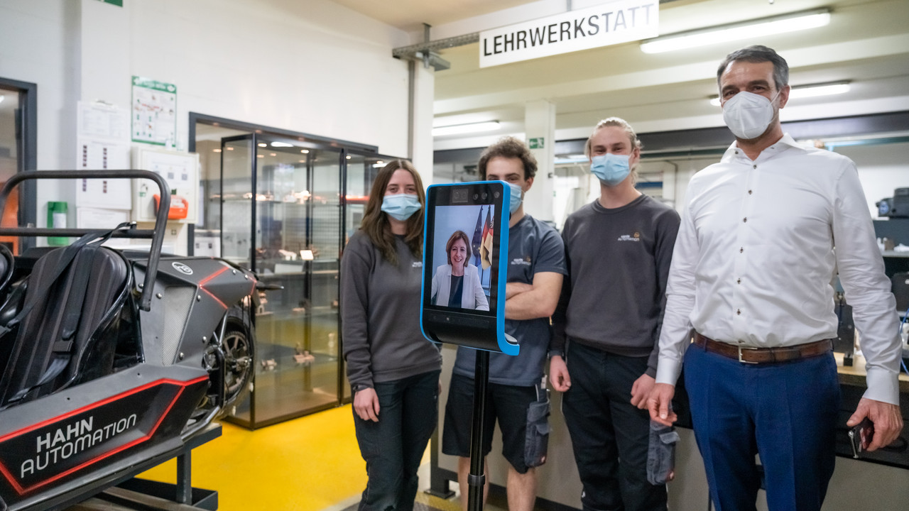 Ministerpräsidentin Malu Dreyer beim virtuellen Besuch der neuen Werkshalle der HAHN Group in Rheinböllen
