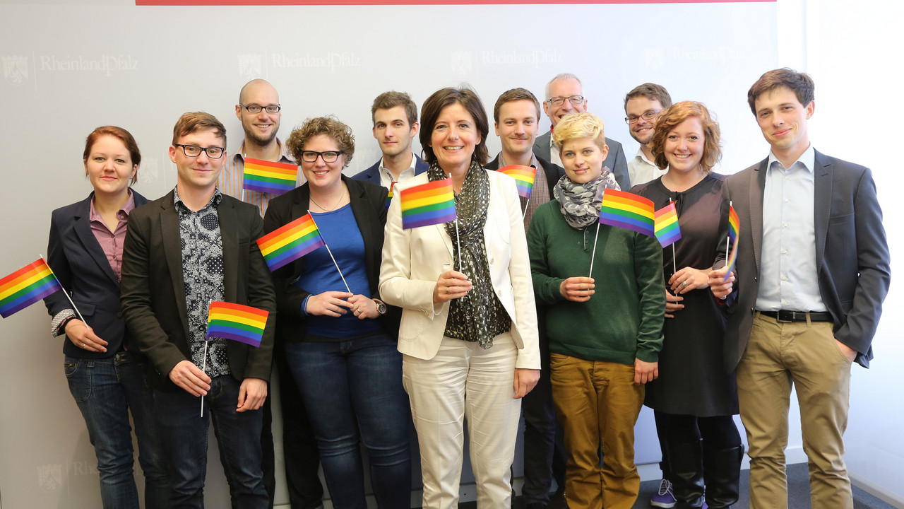 Ministerpräsidentin Malu Dreyer trifft junge Ehrenamtliche von QueerNet RLP anlässlich des IDAHO; Foto: Kristina Schäfer / © Staatskanzlei