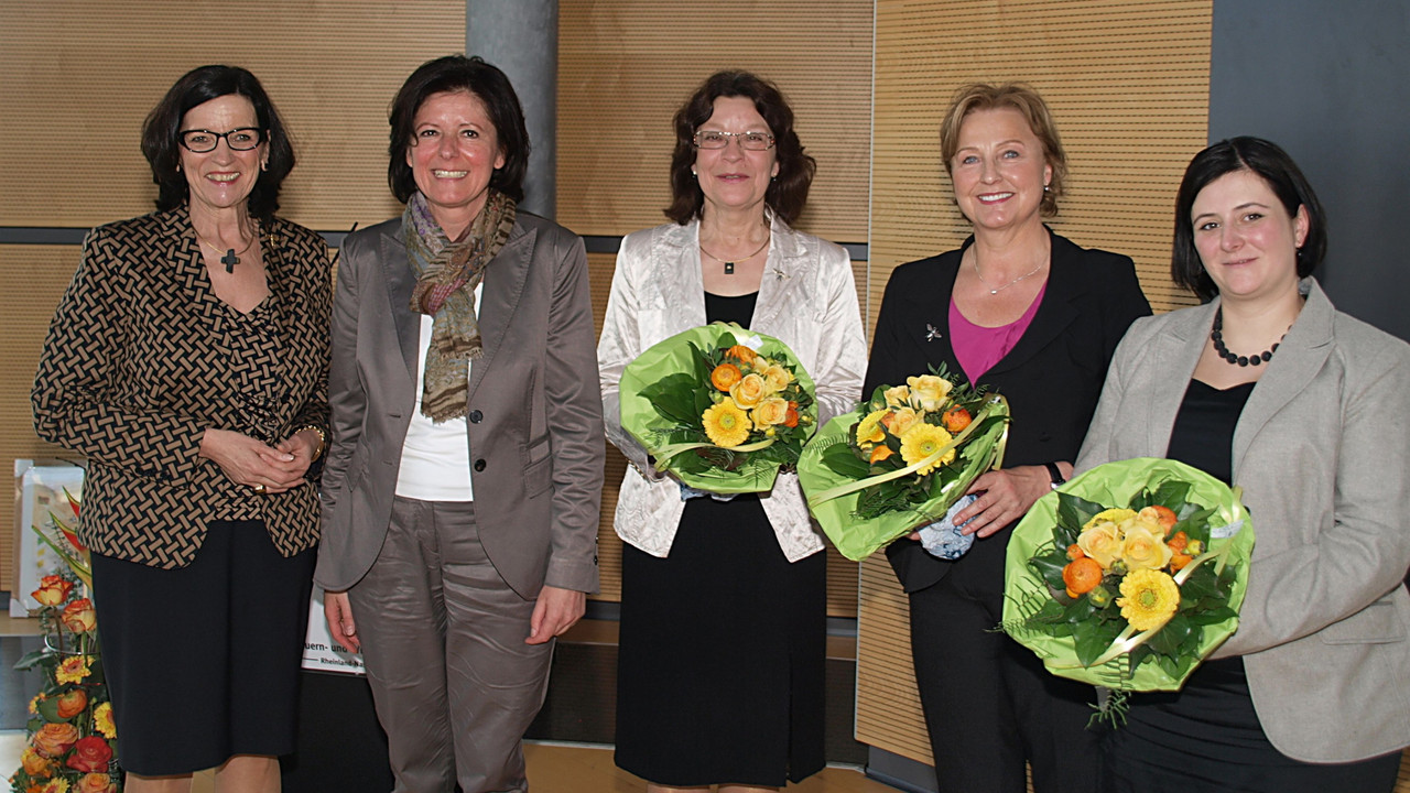 Die scheidende Präsidentin des Landfrauenverbandes Rheinland-Nassau, Christa Klaß, Ministerpräsidentin Malu Dreyer, die scheidenden Geschäftsführerin Gertrud Endres, die neue Präsidentin Rita Lanius-Heck und die neue Geschäftsführerin Ines Unger, 