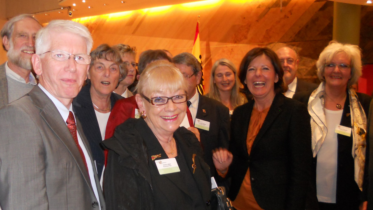 Empfang nach dem Festakt; Dreyer mit Bürgerdelegation; Bild: Staatskanzlei