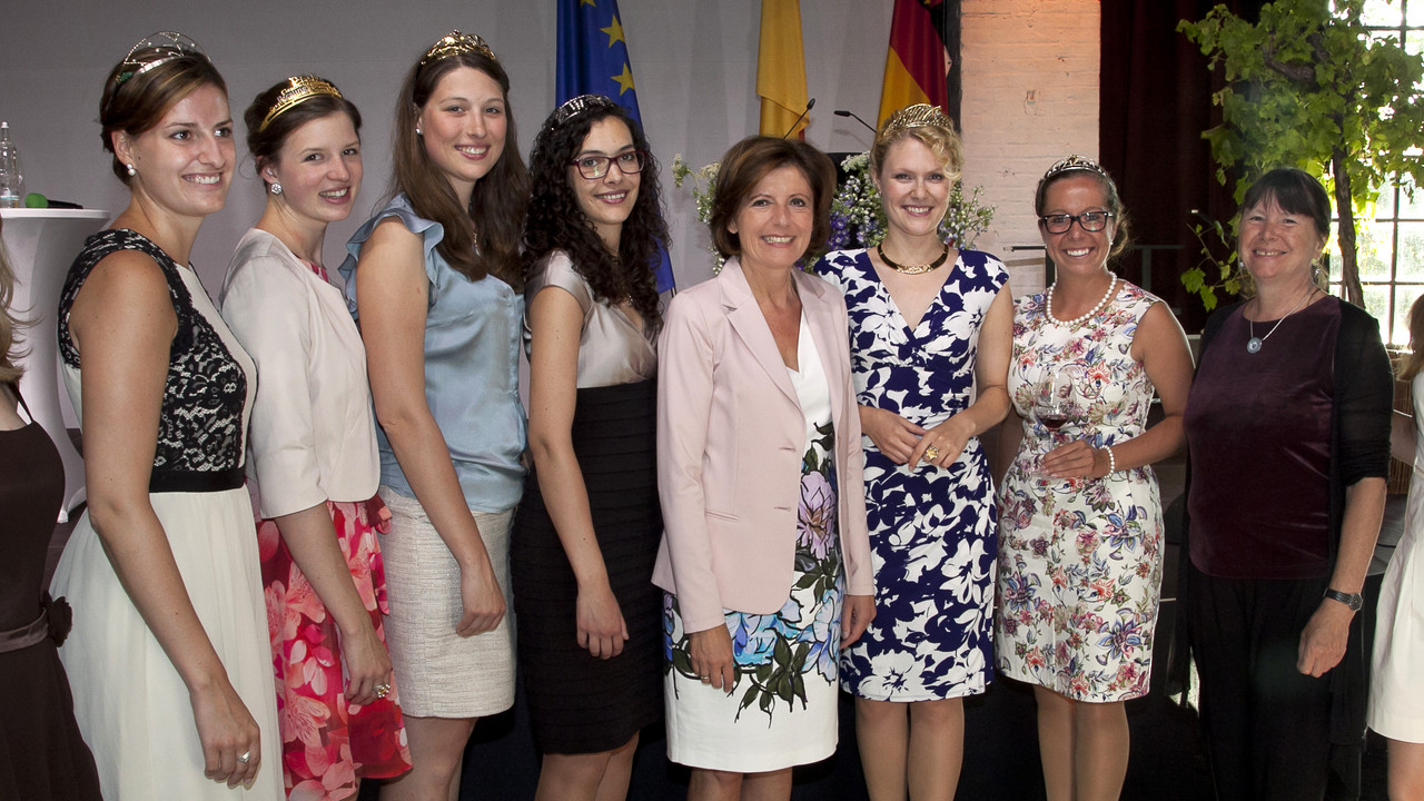 38. Weltkongress für Rebe und Wein: Ministerpräsidentin Dreyer und Ministerin Höfgen mit Weinköniginnen.