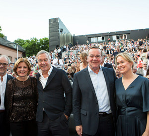 Malu Dreyer mit Ehemann und Intendant Nico Hofmann sowie Verteidigungsminister Boris Pistorius.