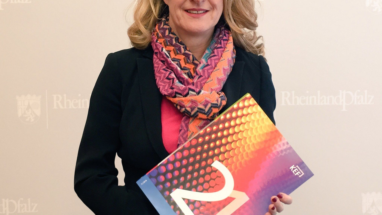 Medienstaatssekretärin Heike Raab als Vertretung der Ministerpräsidentin mit 21. KEF-Bericht