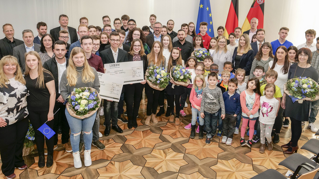 Die Jurymitglieder gemeinsam mit allen Gewinnerinnen und Gewinnern des Europapreises 2019.